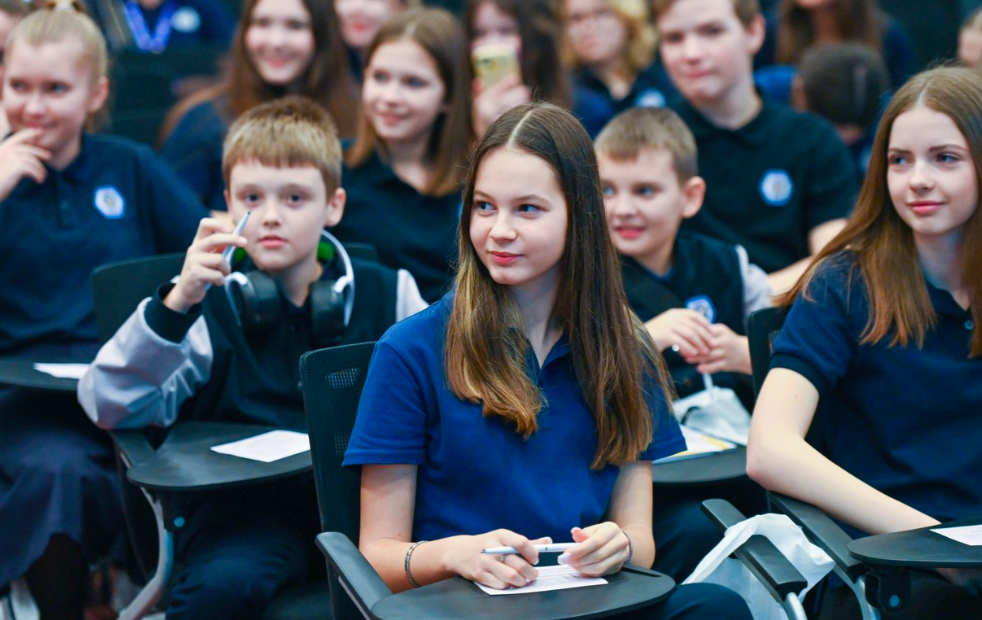 Фото 90 юнкоров, искусственный интеллект и презентация фильма. В Новосибирске завершился форум 